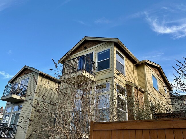 Building Photo - Central District Townhome