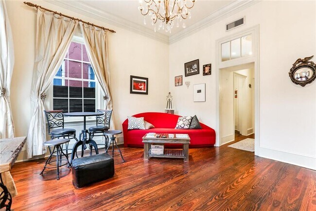 Photo - 433 Burgundy St Unit 1A