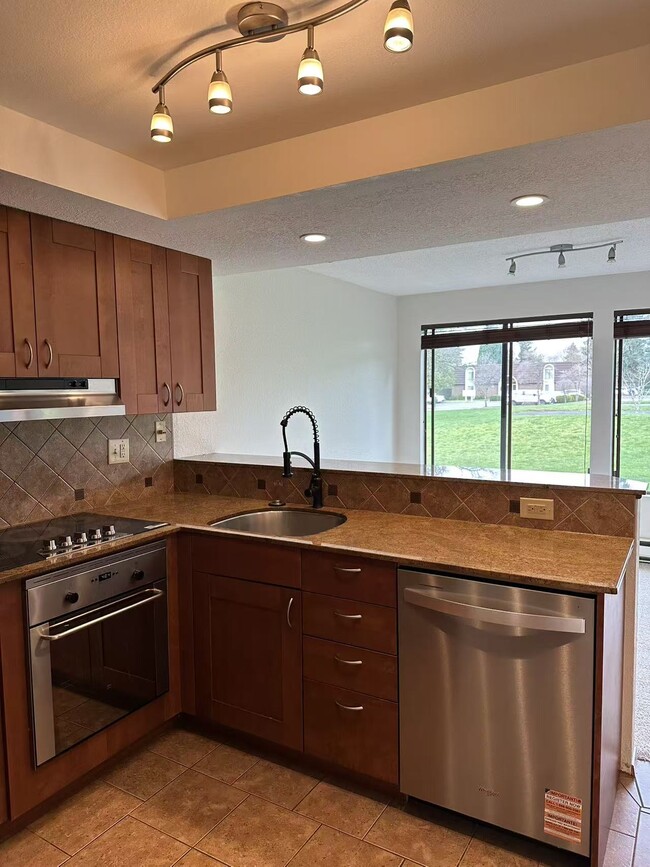 Building Photo - 11104 NE 68th St Unit A104