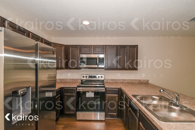 Photo - 1336 Lake Shore Blvd