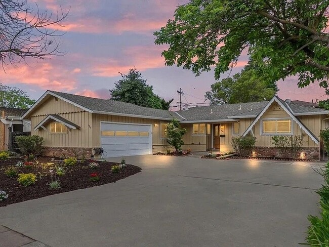 Photo - 1985 Minna Way