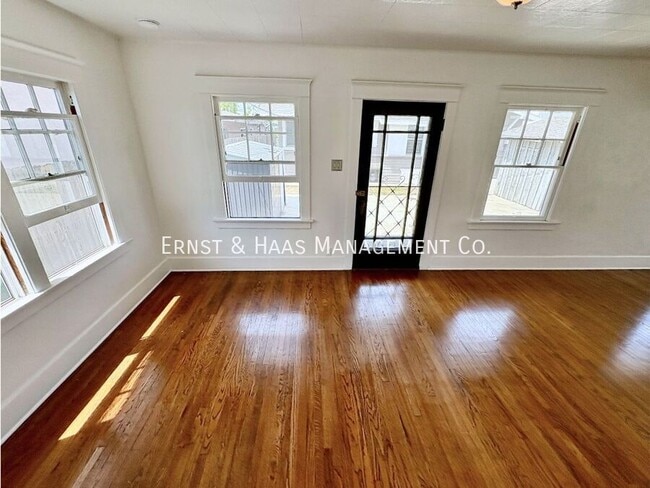 926 1/2 Newport Ave-