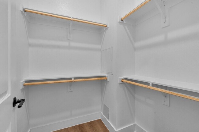 Photo - 1588 Bernard St