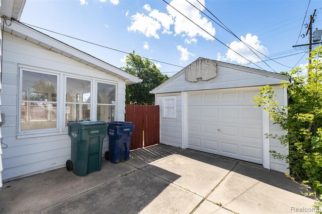 Photo - 613 Riverbank St