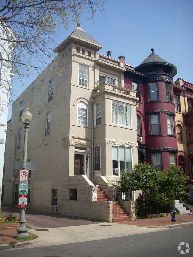 Building Photo - Lovely Renovated 1 Bed 1 Bath Unit in conv... Rental