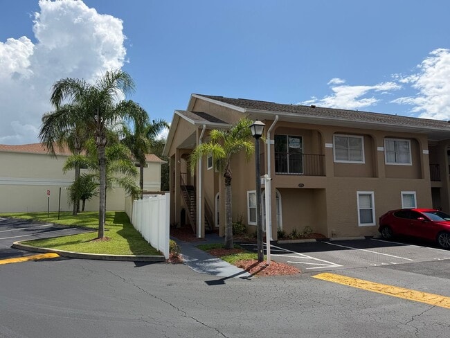 Building Photo - 3 Bedroom, 2 Bath Condo w/ Balcony For Rent Unit B