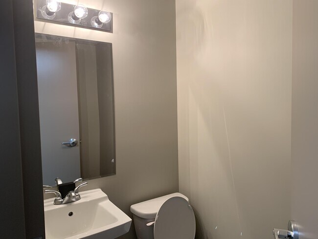 Photo - 10307-10100 100 Ave