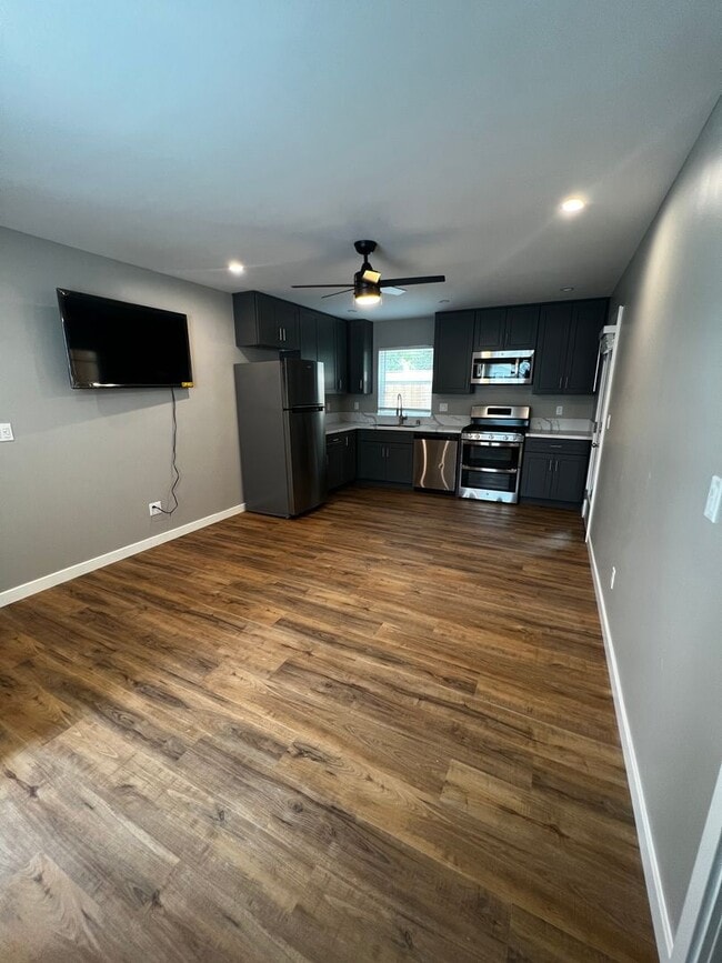 Building Photo - THIS IS YOUR PERFECT PRIVAT OASIS - 4 BEDROOM W / 4 BATHROOMS