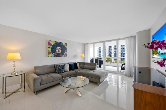 Building Photo - 1717 N Bayshore Dr Rental