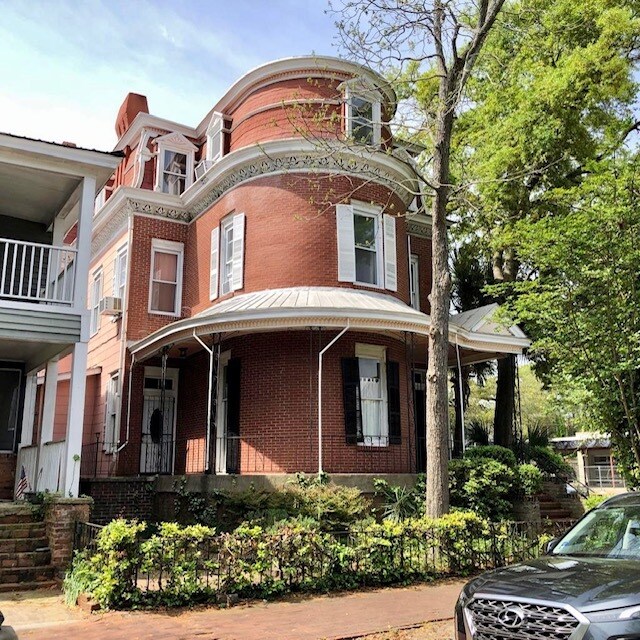 This building is 3 stories and has 4 total units - 401 E Duffy St