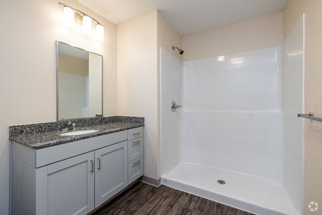 2BR, 1BA - 827SF - Bathroom