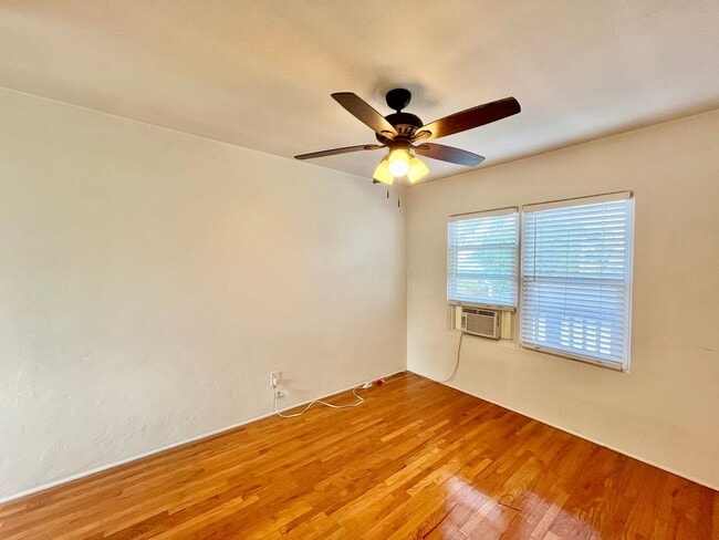 Photo - Upstairs 1 Bedroom Available with A/C in G... Unit 4466