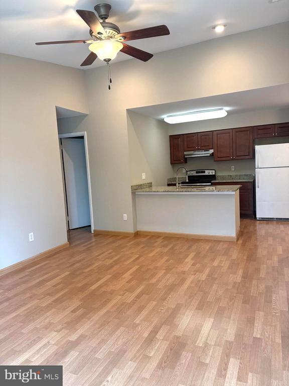 Photo - 258 Barclay Ct