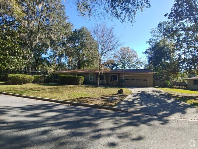 Building Photo - Beautiful 4/2 fenced home in Chatworth Court