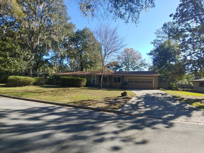 Beautiful 4/2 fenced home in Chatworth Court - Beautiful 4/2 fenced home in Chatworth Court