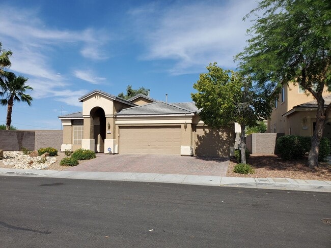 Building Photo - Awesome 3 Bedroom, 2 Bathroom 1 story home...