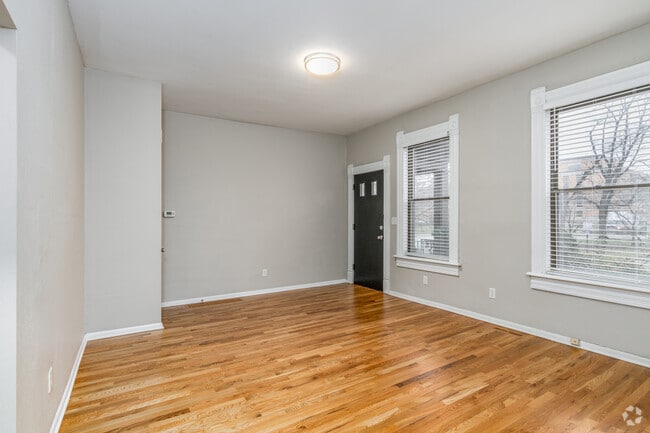 1BR, 1BA - 567SF - Living Room