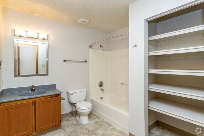 1BR, 1BA - 750SF