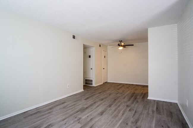 Photo - Crossroads Apartments