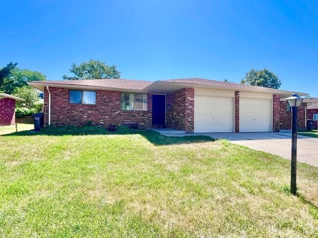 Building Photo - NEW PAINT, FLOORING & APPLIANCES! 2 Bedroo... Rental