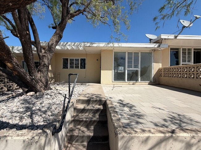 Photo - 609 W 11th St