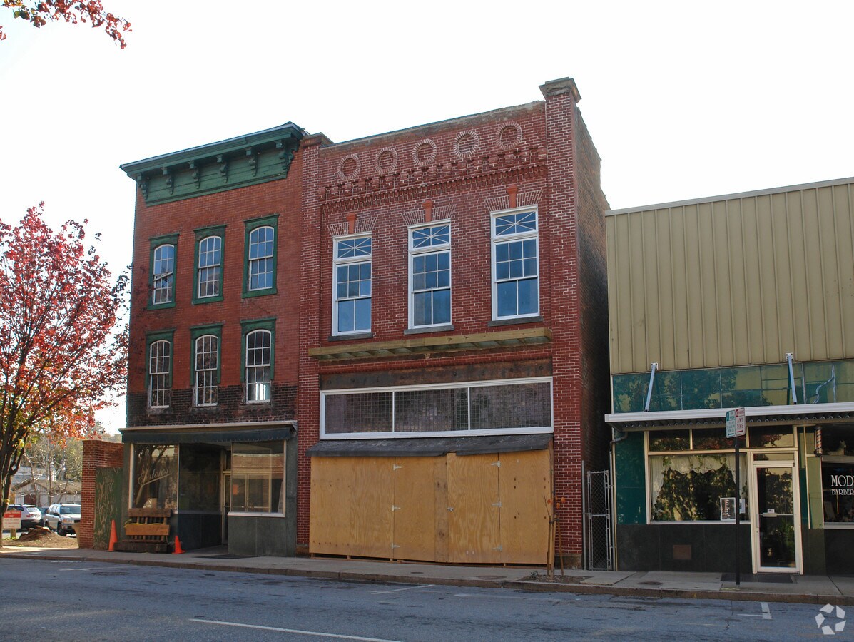 Photo - 1105 Main St