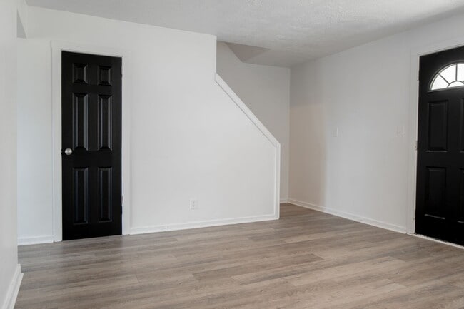 Photo - 01 Midland Heights Cir