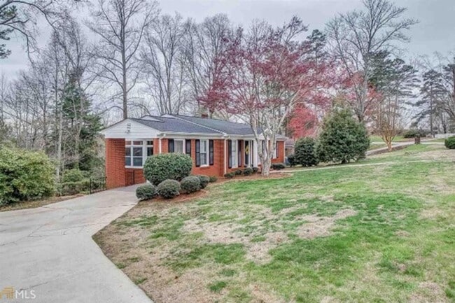 Photo - Discover the charm of this cozy single-family home, where your dreams can take shape and flourish!