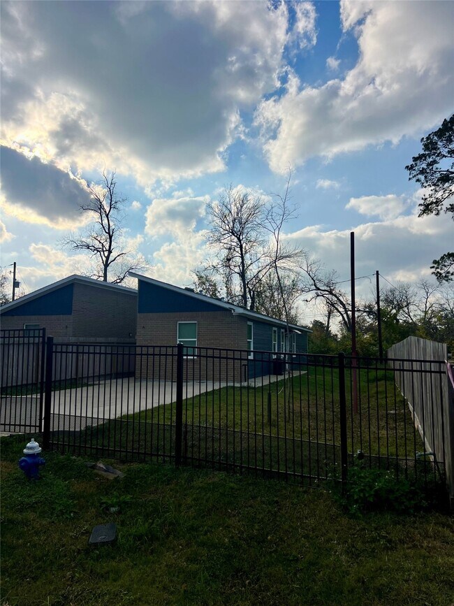 Photo - 9811 Leath St