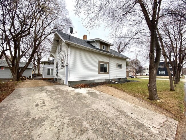 1002 4th Ave S