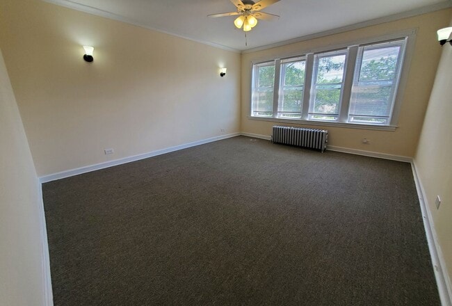 Building Photo - 3056 W Irving Park Rd Unit 2E