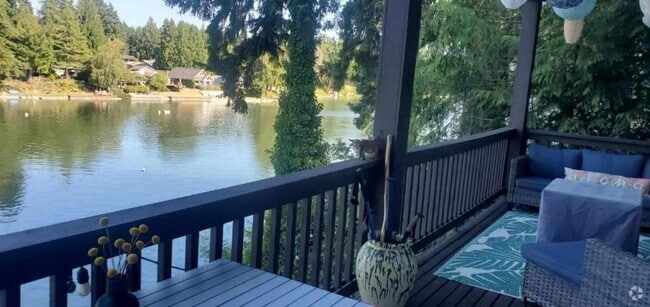 Building Photo - Madrona Point Waterfront Home!