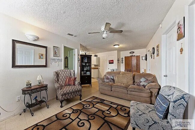 Building Photo - 201 W 1st St Unit B Rental
