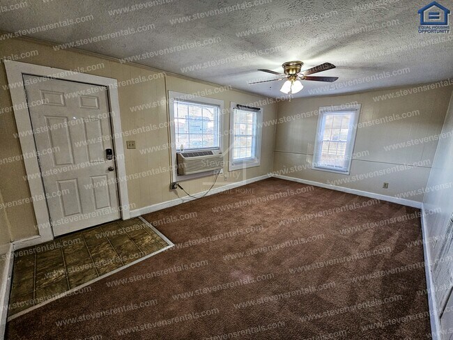 Photo - 477 W End St