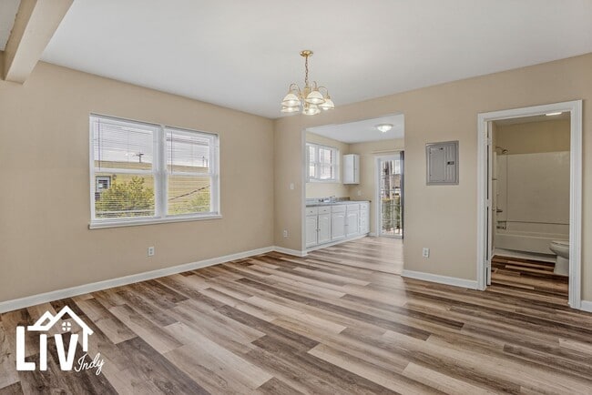 Building Photo - 2 Bed, 1 Bath Pet-Friendly Apartments! Unit A