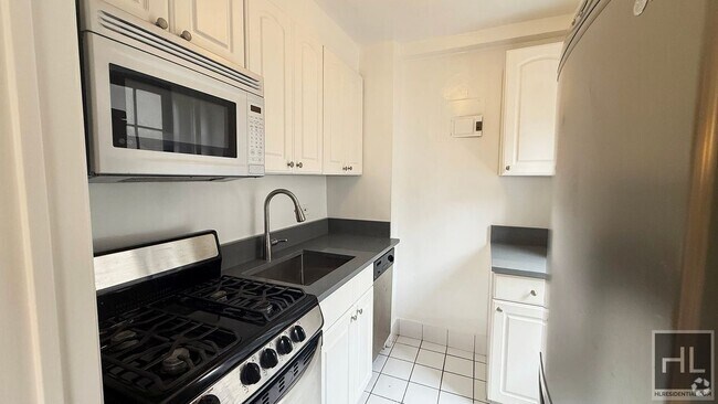 Building Photo - Christopher Street Rental