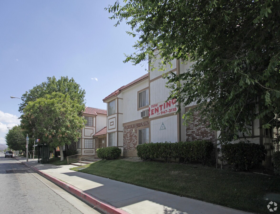 Colonial Terrace Apartments - Colonial Terrace Apartments