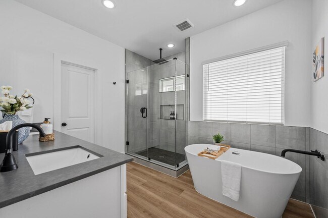 Photo - 4201 Stassen St