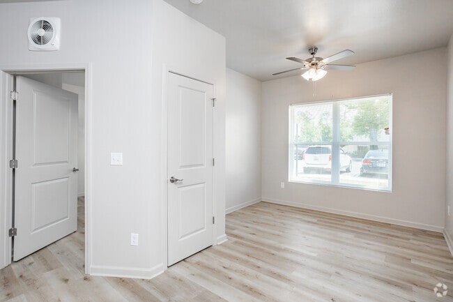 1BR, 1BA - 490SF - Living Room