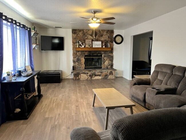 Photo - Furnished 3 BR Vacation Rental Includes utilities Near Target Center/Golf/Hwy 95