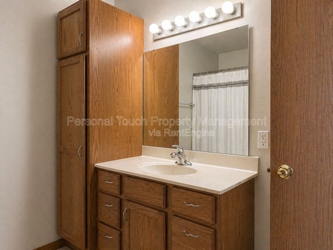 Photo - 975 42nd Ave W