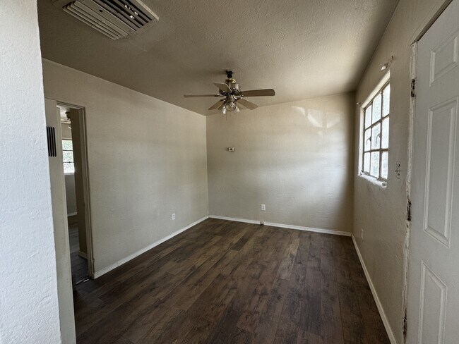 Photo - 504 Headingly Ave NW