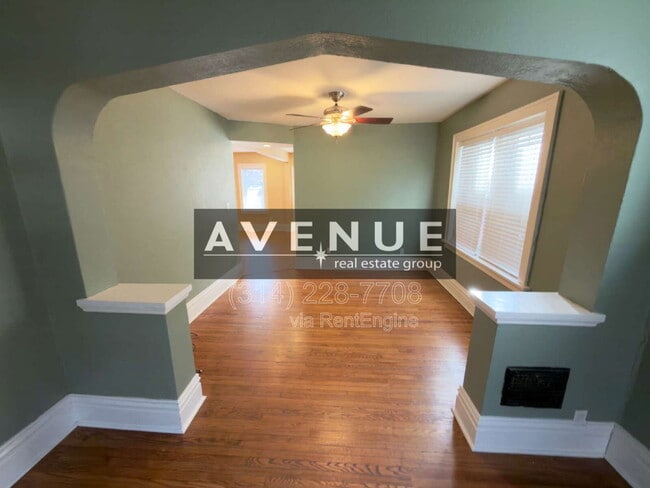 Photo - 4938 Walsh St