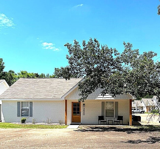 Building Photo - 200 Leigh Ln