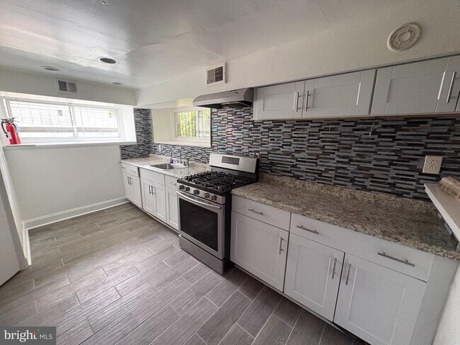 Photo - 6619 Blakemore St