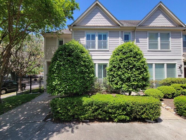 Building Photo - 75 Dennis St