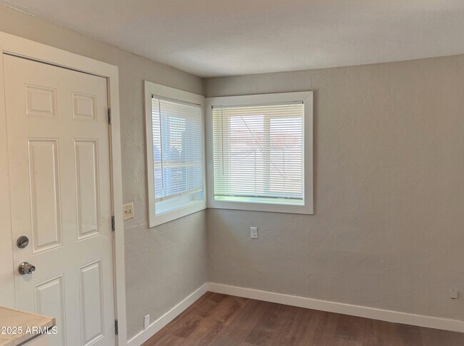 Photo - 1125 E Devonshire Ave Unidad 9