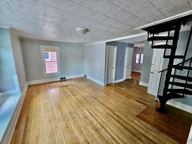 Building Photo - Second Floor 2 BED/1 BATH Apartment Unit APT 2