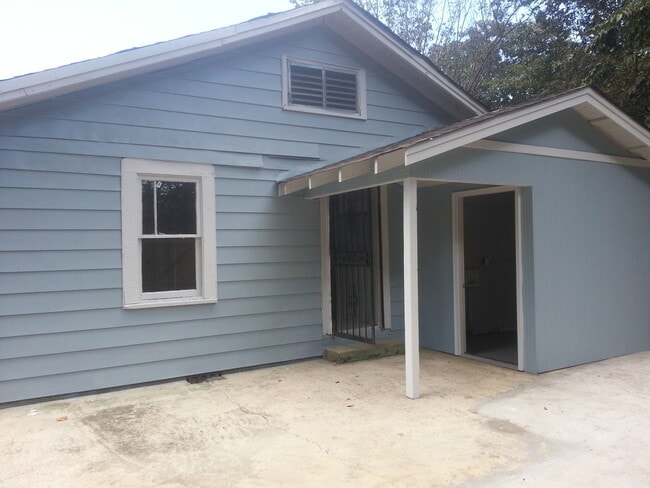Photo - Large 4 bedroom 2 bathroom with huge privacy fenced back yard