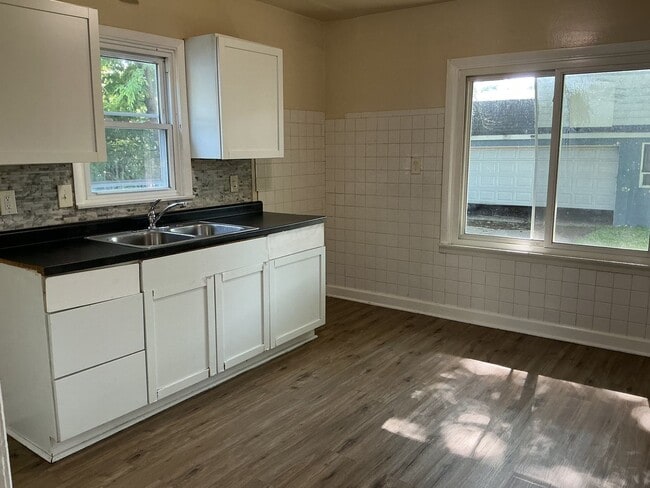 Building Photo - 3 Bedroom Single Family Home